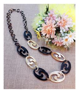 Collar de Lujo Hecho a Mano con Cuerno de Búfalo, Joyería Natural y Sostenible para Mujer, Alta Calidad - Product Image 1