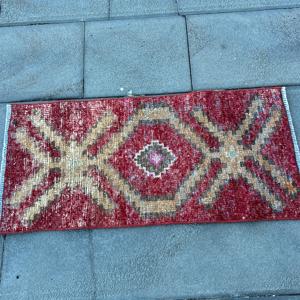 Tapis vintage 1,3 x 2,8 pieds, petit tapis turc, tapis patchwork rouge - Product Image 3