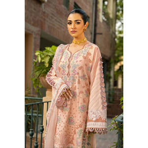 Ensemble 3 pièces MAHNUR en mousseline de soie, chemise respirante brodée à col en V et manches longues, dupatta en filet Khaadi et pantalon pour printemps/été - BIC-4668 - Product Image 2
