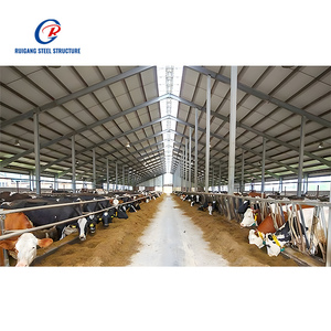 Hangar à structure en acier avec zone d'alimentation et ventilation sur le toit pour ferme laitière ou vache bovine - Product Image 3