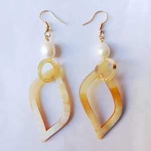 Pendientes de gota naturales ligeros de cuerno de búfalo de agua de origen ético, joyería de moda ecológica hecha a mano con cuerno - Product Image 2