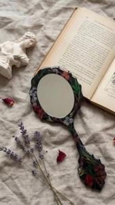 Espejo de Mano de Resina con Acabado Liso y Brillante, Perfecto para Uso Diario, Maquillaje o Fines Decorativos, Agrega un Toque Elegante - Product Image 4