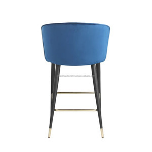 Silla de Bar Moderna de Terciopelo Azul con Estructura Metálica y Detalles Dorados para Uso en Bares Domésticos - Product Image 4
