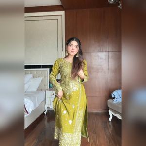 Nouvelle arrivée chic : Haut ethnique multicolore en Chinon avec détails de broderie Resham et dupatta fantaisie en Chinon – Collection 2025 - Product Image 5