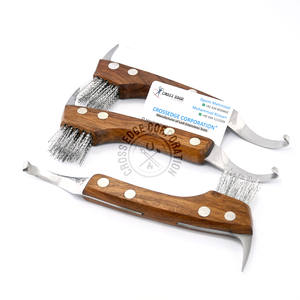 Couteau à sabot équin de maréchal-ferrant de qualité supérieure avec brosse et fil d'acier pour enlever la boue, la saleté et le sable coupe-sabot poignée en bois - Product Image 1