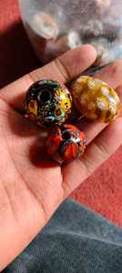 Perles en verre millefiori bleues faites sur mesure, artisanales selon une technique ancienne, emballées dans une boîte pour la fabrication de bijoux - Product Image 2