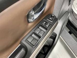 รถ SUV ไฮบริดไฟฟ้ามือสอง ปี 2020 ระบบขับเคลื่อนสี่ล้อ (AWD) ภายในหุ้มหนังสีเข้ม พวงมาลัยซ้าย หลังคาซันรูฟแบบพาโนรามา ล้อแม็ก R16 เกียร์อัตโนมัติ - Product Image 3