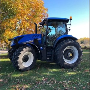 Tracteur New-Hollandds pour les opérations agricoles. - Product Image 5