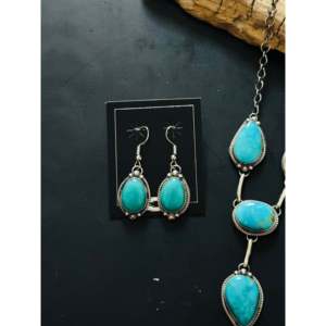 Ensemble de bijoux fins en turquoise de Kingman et argent sterling, fabriqué à la main par des artistes Navajo - Collection exclusive de colliers - Product Image 5