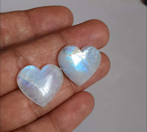 Gema Tallada a Mano en Forma de Corazón, Piedra Lunar Blanca Arcoíris, Gemas Sueltas Lisas en Cabujón, Colgante de Joyería HARI OM - Product Image 1