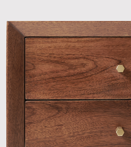 Table de chevet contemporaine en bois avec deux tiroirs et poignées en laiton - Product Image 4