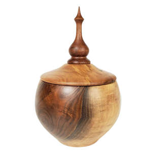 Urne en bois décorative avec corps arrondi, couvercle sécurisé et nuances de bois naturel chaud pour une exposition commémorative paisible - Product Image 1