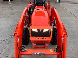 Mini-tracteur Kubota L2501 avec chargeur frontal et pelle arrière |   Tracteur agricole compact 4x4 de 25 CV |   Véhicule utilitaire multifonctionnel - Product Image 6