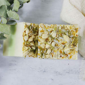 Savons Artisanaux Véganes Biologiques - Marque Privée 100g avec Vitamine E et Base de Savon au Lait de Chèvre et Papaye - Product Image 4