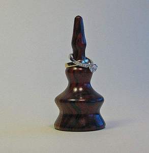 ที่ใส่แหวนไม้ไม่เหมือนใครสไตล์วินเทจผสมผสานงานทำมือจากไม้ธรรมชาติมาพร้อมแหวนซ้อนขาตั้งเรียวเรียบ - Product Image 4