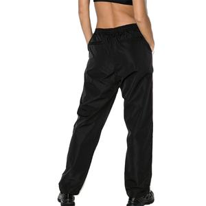 ชุดวอร์มวินด์เบรกเกอร์แบบกำหนดเองสำหรับผู้หญิง ชุด 2 ชิ้น ผ้าไนลอนน้ำหนักเบาแบบต่อผ้า ซิป ฮู้ดดี้แบบครอปและกางเกงขายาว รุ่น 2026 - Product Image 3