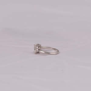 Anillo de Compromiso con Diamante Cultivado en Laboratorio de 4.5 CT, Corte Esmeralda Ascher, Oro Blanco Sólido de 14KT, Certificado IGI, Engaste de Bisel, Moderno para Mujer - Product Image 2