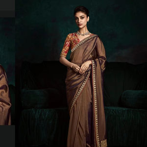 Saree en soie de créateur avec broderie en tissu écrasé doux Style indien pakistanais tenue de fête de mariage pour les femmes avec bordure élégante - Product Image 2