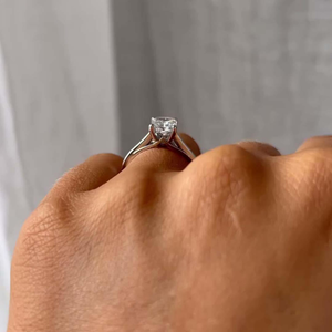 Anillo de Compromiso Solitario con Diamante de Laboratorio de 2 Quilates, Corte Radiante, Certificado IGI, Oro Sólido de 14K - Product Image 6