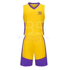 Uniforme de basket-ball en polyester durable, tissu à mailles respirantes avec logo de l'équipe imprimé, uniforme de basket-ball sublimé - Product Image 1