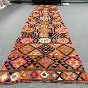 พรมวินเทจตุรกีขนาด 2.7x11.3 ฟุต, พรมลายทาง, พรมลายสัตว์สีแดง - Product Image 1