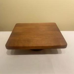 Soporte de pastel de madera resistente y elegante con acabado de madera pulida elegante para aniversario de bodas sofisticado - Product Image 3