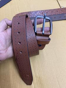 Cinturón informal personalizado de piel auténtica de búfalo de agua para hombre con alfiler para hebilla y costuras de colores elegantes Cinturones y accesorios OEM/ODM - Product Image 5