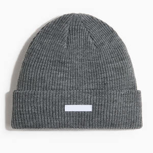 Gorro de Invierno Cálido de Punto Acanalado Azul con Logotipo Personalizado de Alta Demanda, Gorro Unisex con Dobladillo y Pequeño Aplique de Tela - Product Image 6