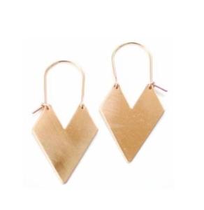 Pendientes de metal modernos de moda con detalles recortados y un sofisticado acabado dorado cepillado para una declaración elegante - Product Image 1