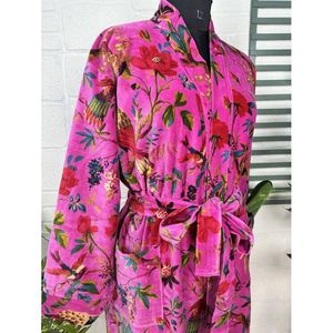 Bata de Lujo Unisex, Color Rosa Floral Malibu, Elegante Kimono Floral Azulado, Reversible, Forrado de Seda, Terciopelo Suave, Perfecto para el Hogar en Otoño - Product Image 6