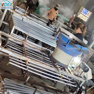 Manche de balai en bois argenté de 120 cm de long, type capuchon noir - Product Image 1