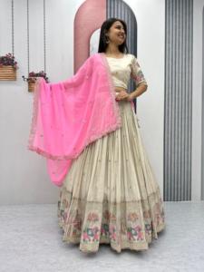 Fourniture directe d'usine Banarasi fantaisie soie Lehenga Choli Festival porter tenue de créateur de style Bollywood disponible à la vente - Product Image 6