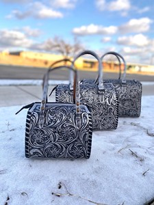 Sac de voyage de luxe en cuir véritable 100% fait à la main, petit sac de voyage de haute qualité, sac de voyage pour femmes, floral sculpté, mini - Product Image 2