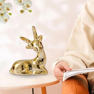 Artic Deer Gold Terminado Trending Table Piece Haz regalos elegantes y reflexivos durante la Navidad Parte de una colección de decoración de temporada - Product Image 1