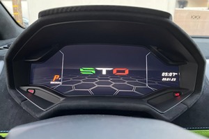 Lamborghini Huracan STO 2023 certifiée propre et utilisée de manière équitable - Product Image 5