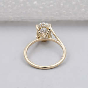 Anillo de Diamantes de Corte Ovalado con Halo Oculto en Oro Amarillo - Product Image 4