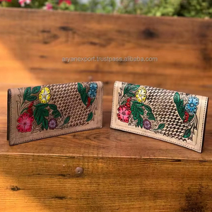 Portefeuille long floral en cuir repoussé fait à la main pour porte-cartes en cuir véritable pour femmes portefeuilles de luxe à deux volets en cuir de vachette occidental - Product Image 3