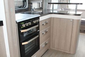 รถพ่วงสำหรับการเดินทางที่สะอาดทันสมัยคาราวานแคมป์ขายในยุโรป/อเมริกา - Product Image 5