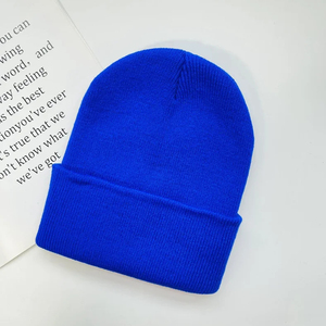 Gorro cálido de invierno a la moda con puños, gorro de punto suave Unisex de Color liso, accesorio de uso diario elegante y acogedor para días fríos - Product Image 4