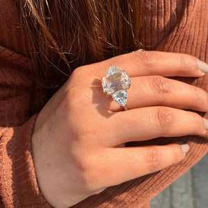 Anillo de 3 piedras de moissanita de corte esmeralda tradicional, Diamante en forma de pera de Plata de Ley 925 para regalo de aniversario de fiesta de compromiso - Product Image 3