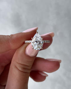 แหวนหมั้นเพชรแบบรัศมีที่ซ่อนอยู่ในห้องลูกแพร์ดีไซน์หรูหราปูด้วยทองคำบริสุทธิ์18K เป็นจำนวนมาก - Product Image 5