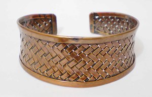 Bracelet en cuivre pur texturé fait à la main pour femmes et hommes, soulagement de l'arthrite, artisanat en métal vintage large en cuivre foncé - Product Image 4