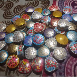 Boîte en papier mâché artisanale et peinte à la main, motif floral, boîte à bibelots, cadeau de la Saint-Valentin pour bijoux, art kashmiri - Product Image 5