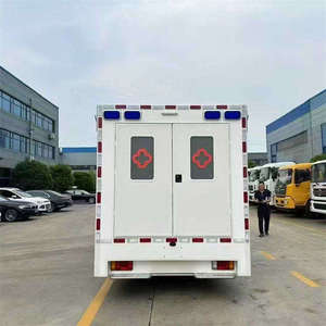 Ambulance de soins intensifs à châssis moyen et toit surélevé / Camion de sauvetage médical / Véhicule d'ambulance d'urgence d'occasion, diesel, manuel - Product Image 6