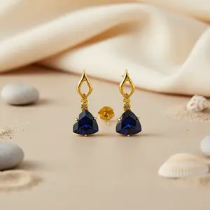 Pendientes Elegantes con Piedras Triangulares Chapados en Oro para Mujer - Product Image 1