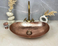 Lavabo ovale en cuivre martelé de design moderne pour comptoir de cuisine domestique, prix compétitif, disponible en plusieurs modèles de bassins et de cuves