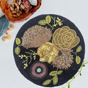 Napperon de table perlé rond élégant avec motif floral inspiré des pétales Tapis décoratif perlé à la main pour table à manger Table basse - Product Image 5