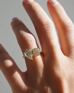 Anillo de compromiso de moissanita de dos piedras, juego de bisel, anillo de bodas de diamantes, anillo de brida con corte de pera y cojín 2,50 Ctw, oro amarillo de 10K VVS2 - Product Image 4