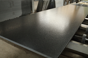 Dalles de granit finition Lapatro noir jais, forme de grande dalle au design moderne poli - Product Image 3