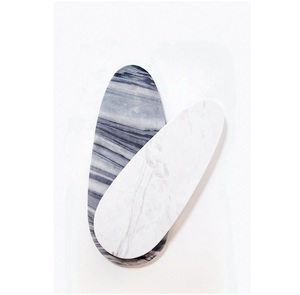 Tabla de cortar de mármol pulido a mano que garantiza una superficie higiénica suave que es fácil de limpiar y mantener durante años - Product Image 4